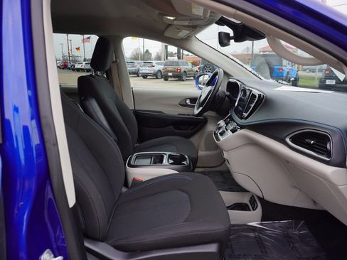 Used 2021 Chrysler Pacifica Touring image 29