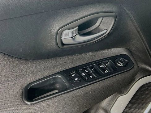 Used 2018 Jeep Renegade Latitude w/ Popular Equipment Group image 18