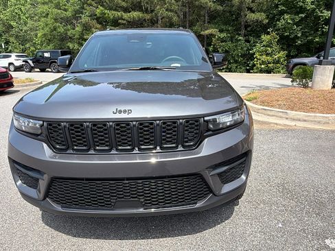 Used 2025 Jeep Grand Cherokee Altitude AWD/4WD image 3