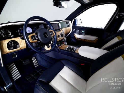 Used 2025 Rolls-Royce Cullinan AWD/4WD image 4