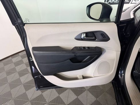 Used 2023 Chrysler Pacifica Touring-L FWD image 13