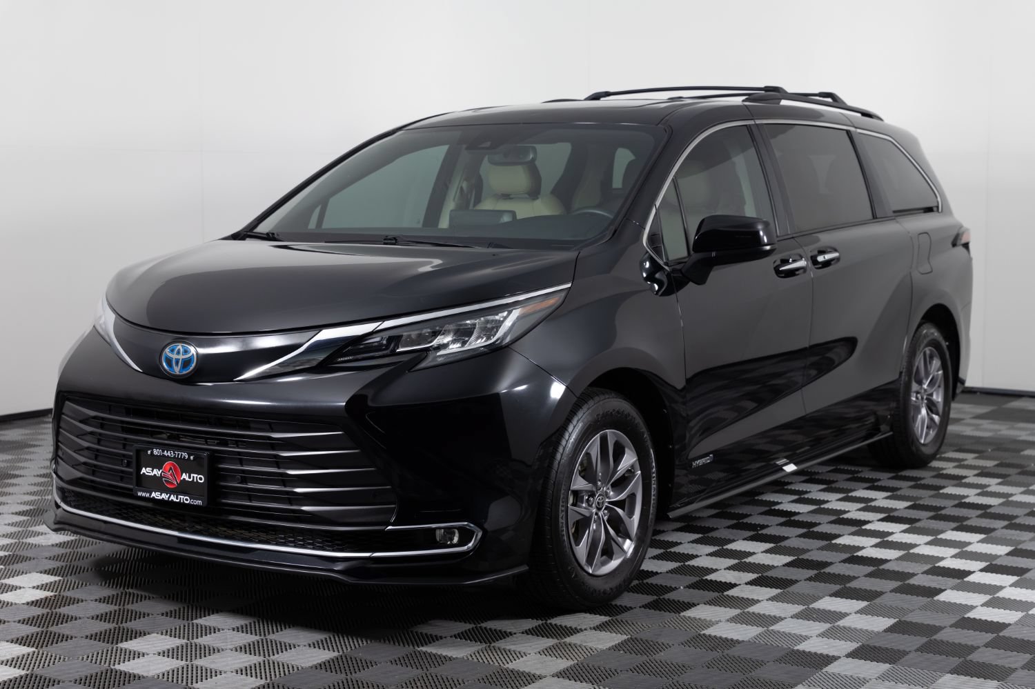 Used 2021 Toyota Sienna XLE FWD image 2