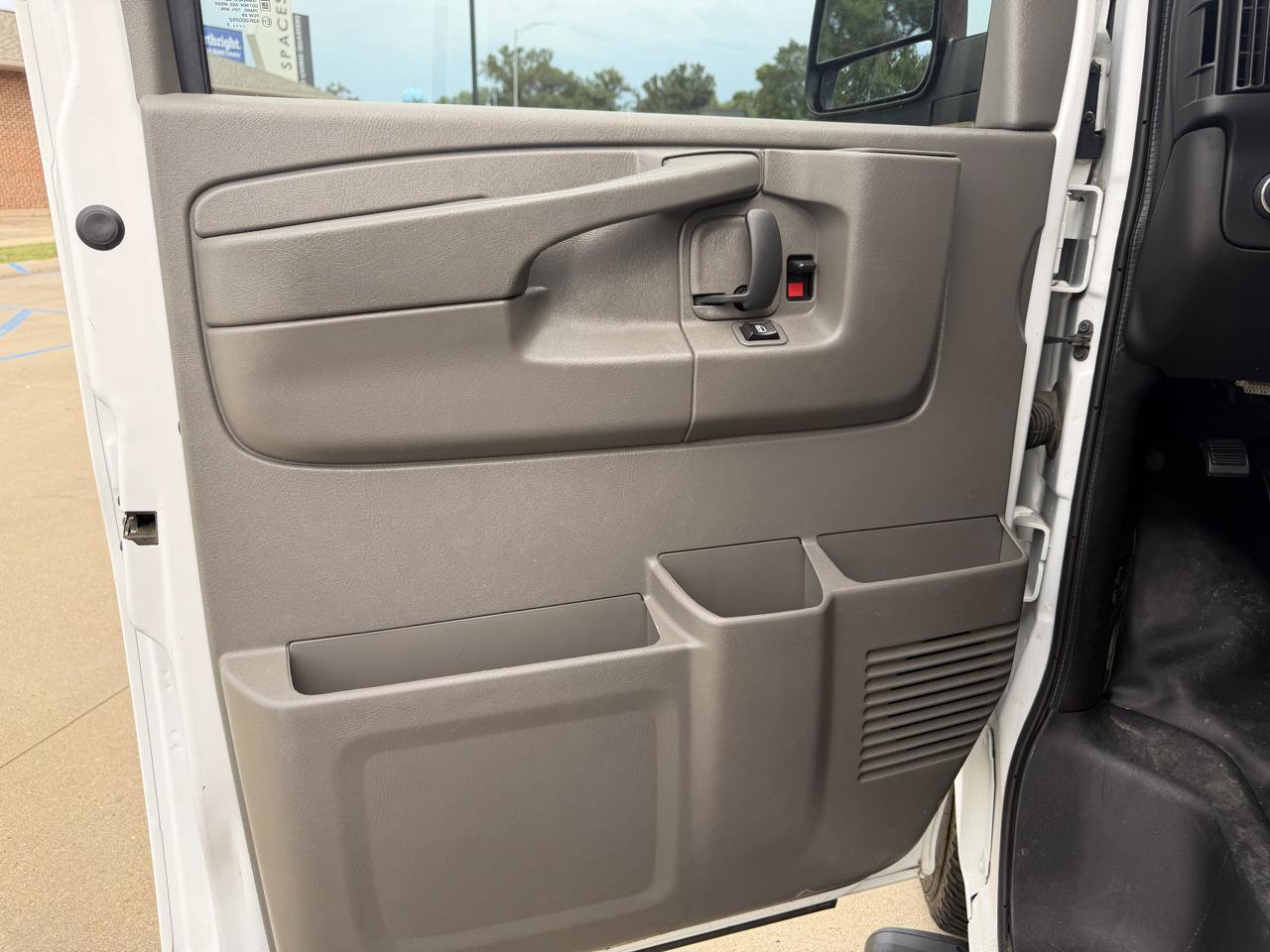 Used 2015 Chevrolet Express 2500 RWD image 14
