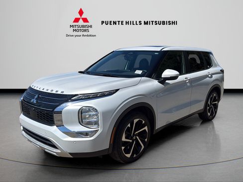 Used 2023 Mitsubishi Outlander SE FWD image 1