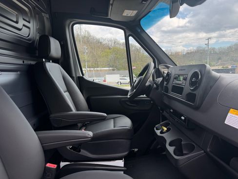 Used 2025 Mercedes-Benz Sprinter 2500 image 44