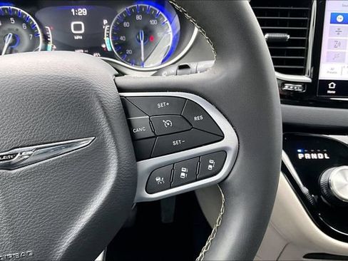 Used 2023 Chrysler Pacifica Touring-L image 12