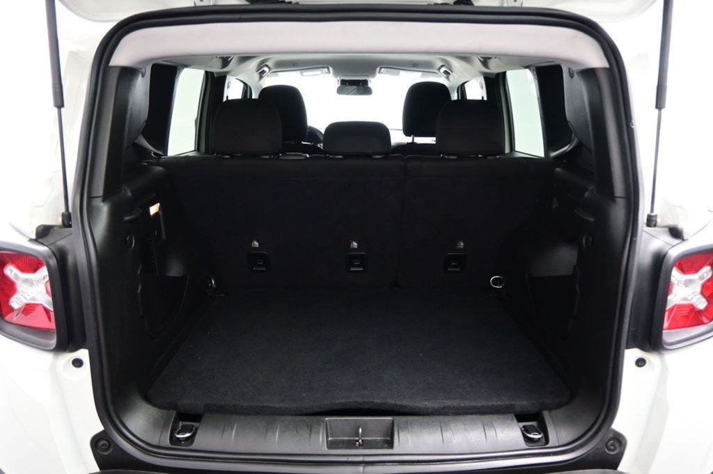 Used 2023 Jeep Renegade Latitude AWD/4WD image 38