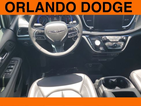 New 2026 Chrysler Pacifica Select image 8