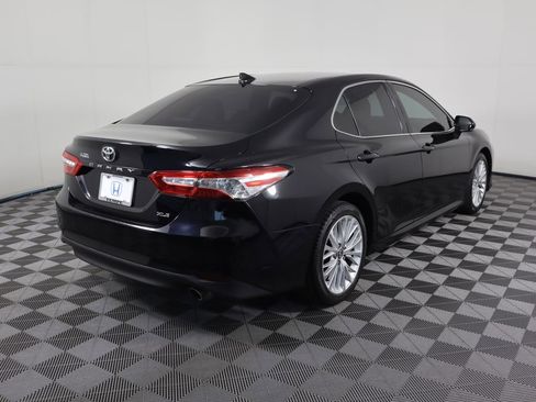 Used 2019 Toyota Camry XLE image 5