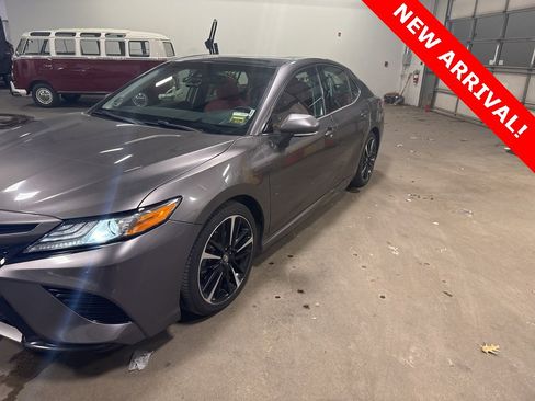 Used 2018 Toyota Camry XSE image 2