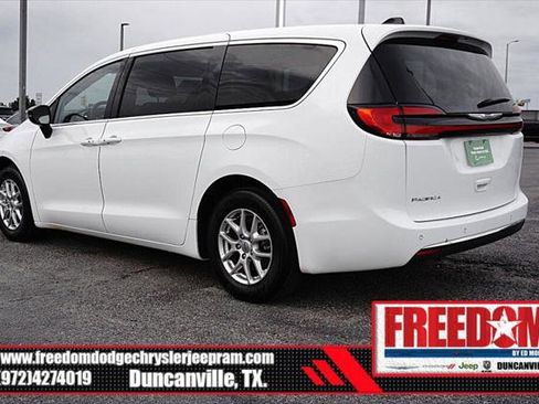 Certified 2024 Chrysler Pacifica Touring-L image 3