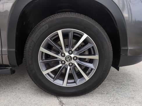 Used 2017 Toyota Highlander FWD V6 image 13