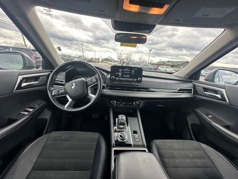 Used 2024 Mitsubishi Outlander SE image 9
