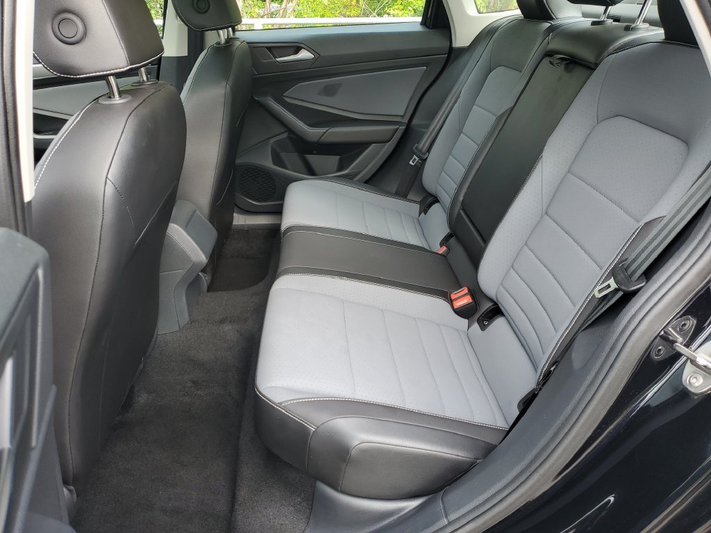 Used 2025 Volkswagen Jetta SE FWD image 13