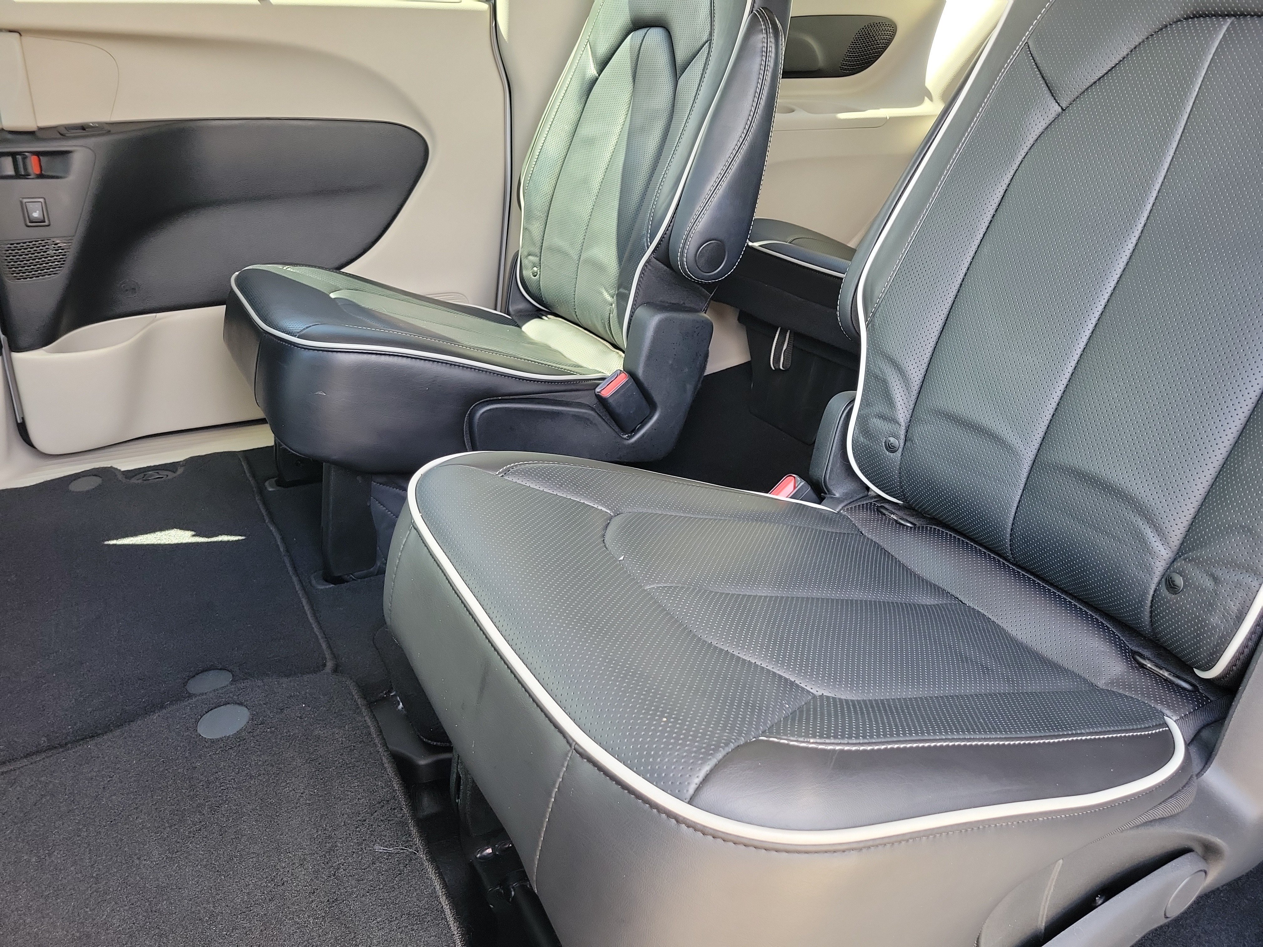 Used 2023 Chrysler Pacifica Limited FWD image 12