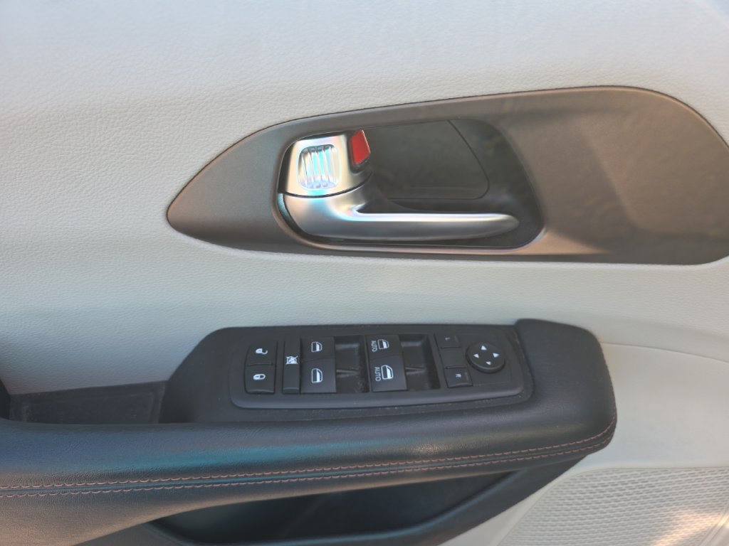 Used 2019 Chrysler Pacifica Touring-L FWD image 14