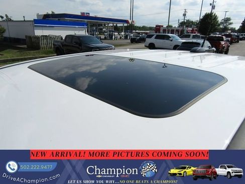 Used 2024 GMC Canyon AT4 w/ AT4 Premium Package AWD/4WD image 9