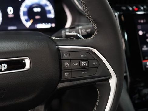 Used 2023 Jeep Grand Cherokee L Laredo image 24