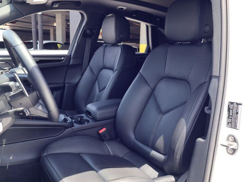 Certified 2025 Porsche Macan AWD/4WD image 5