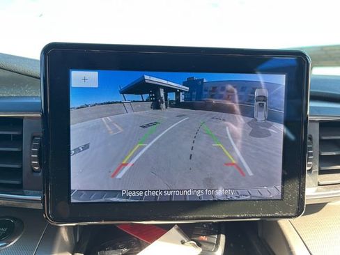 Used 2022 Ford Explorer XLT w/ Equipment Group 202A image 11