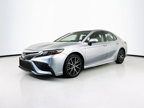Used 2022 Toyota Camry SE image 3