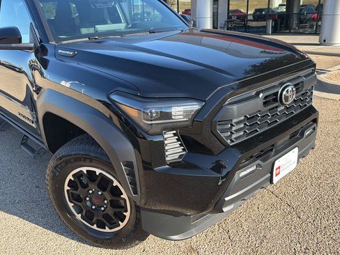 Certified 2025 Toyota Tacoma TRD Off-Road AWD/4WD image 8