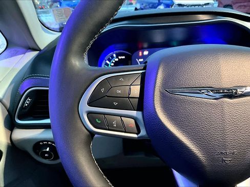 Used 2024 Chrysler Pacifica Select image 25