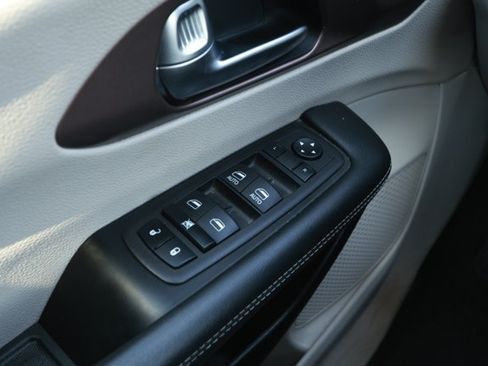 Used 2023 Chrysler Voyager LX FWD image 21