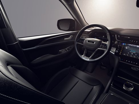 New 2026 Jeep Grand Cherokee Altitude RWD image 8