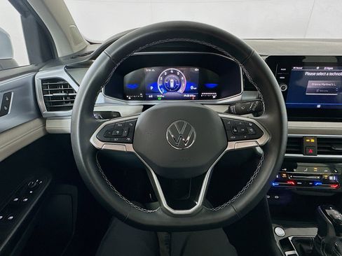 Used 2025 Volkswagen Taos SE w/ Panoramic Sunroof Package image 11