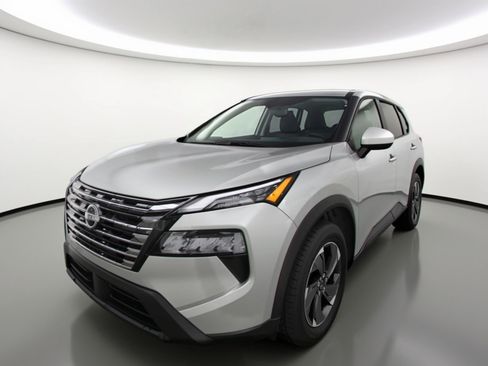 Used 2025 Nissan Rogue SV image 2