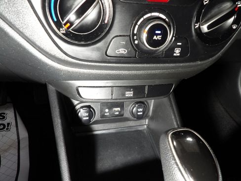 Used 2021 Hyundai Accent SE FWD image 13