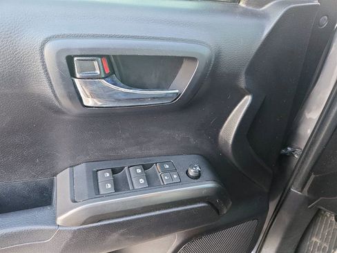 Used 2020 Toyota Tacoma TRD Sport image 21