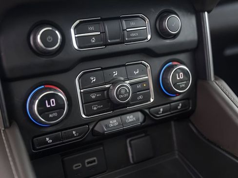 Used 2023 Chevrolet Tahoe Z71 w/ Luxury Package image 20