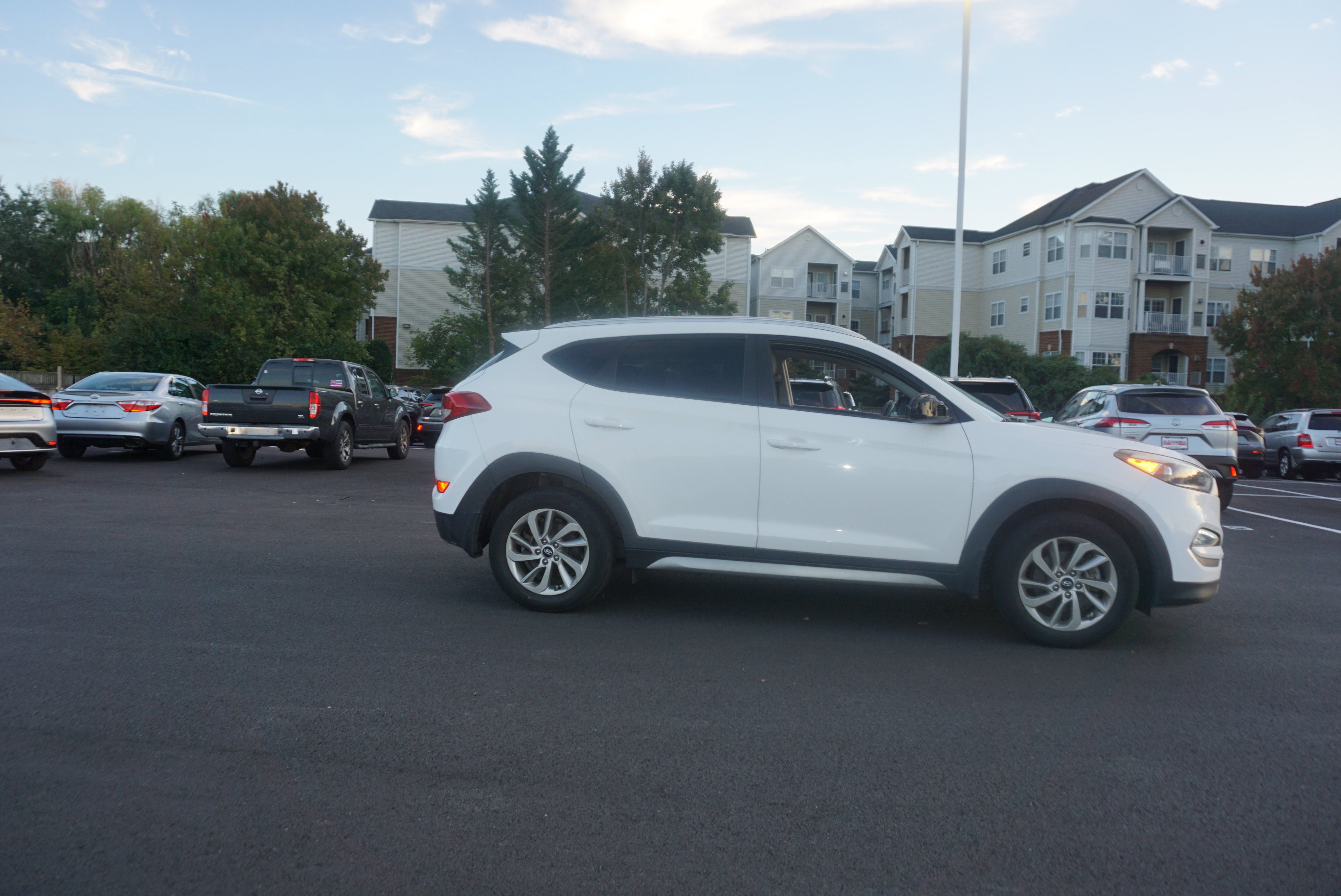 Used 2017 Hyundai Tucson SE w/ SE Popular Package 02 AWD/4WD image 3