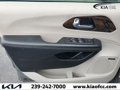 Used 2022 Chrysler Pacifica Limited FWD image 27