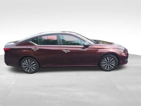 Used 2025 Nissan Altima 2.5 SV FWD image 7
