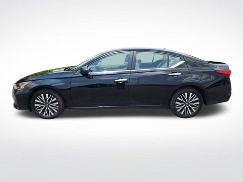 Used 2025 Nissan Altima 2.5 SV FWD image 2