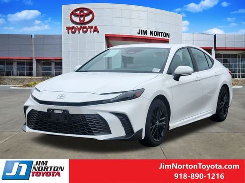 Used 2025 Toyota Camry SE image 3