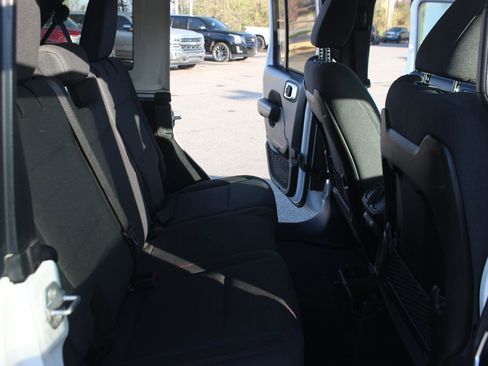 Used 2024 Jeep Wrangler Unlimited Rubicon image 32