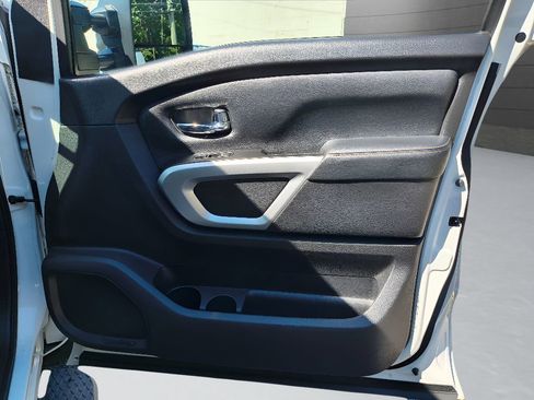 Used 2018 Nissan Titan SL w/ Chrome Package RWD image 30