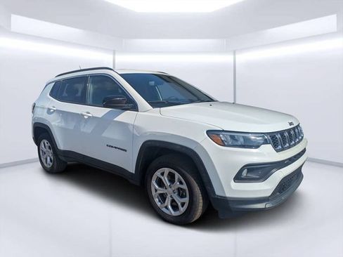 Used 2024 Jeep Compass Latitude AWD/4WD image 1