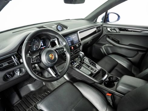 Certified 2023 Porsche Macan AWD/4WD image 4