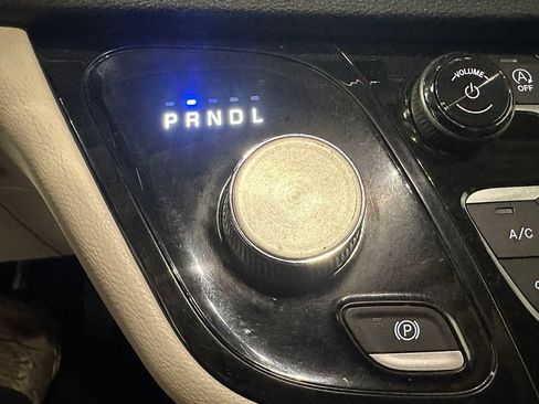 Used 2022 Chrysler Pacifica Touring-L FWD image 39