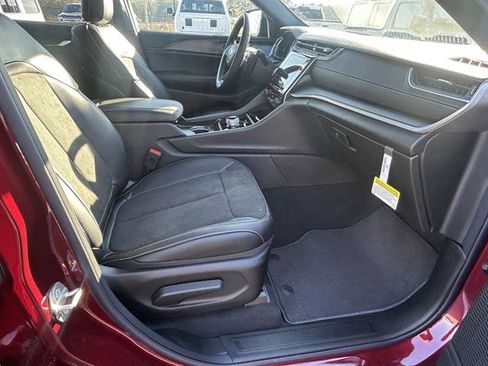 New 2025 Jeep Grand Cherokee Altitude image 19