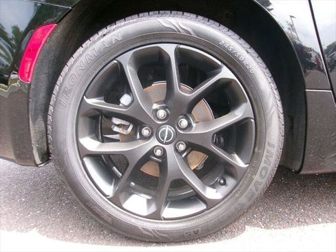 Certified 2025 Chrysler Pacifica Limited FWD image 16