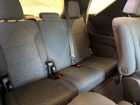 Used 2025 Chevrolet Traverse LT image 37