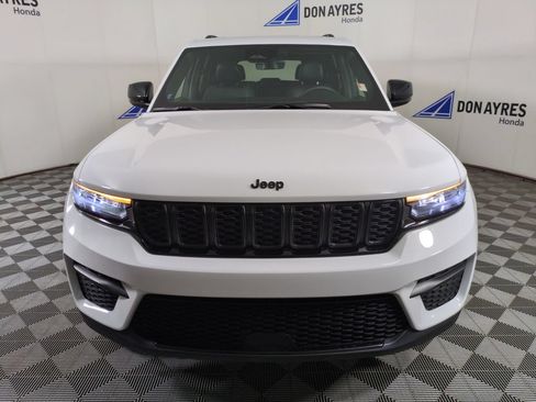 Used 2025 Jeep Grand Cherokee Altitude w/ Trailer Tow Package AWD/4WD image 11