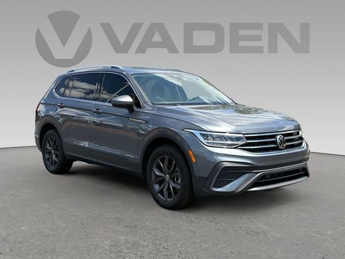 Used 2023 Volkswagen Tiguan SE FWD image 1