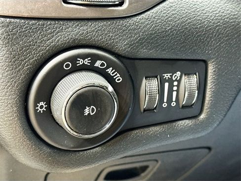 Used 2019 Jeep Cherokee Latitude Plus w/ Cold Weather Group image 12